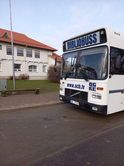 FOTO: Bibliobuss viesojies Tīnūžu sākumskolā