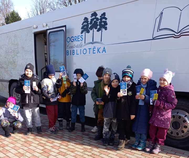 FOTO: Bibliobuss viesojies Tīnūžu sākumskolā