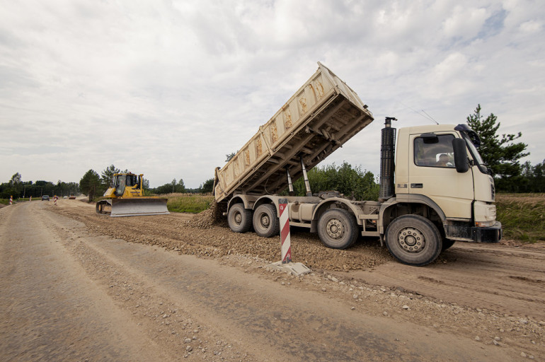 FOTO: Pārbūves darbi valsts reģionālo autoceļu posmos no Iesalkājas līdz Umurgai un no Kangariem līdz Tīnūžiem 