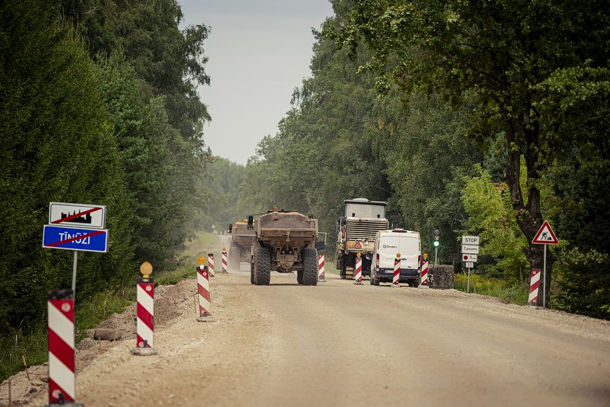 FOTO: Pārbūves darbi valsts reģionālo autoceļu posmos no Iesalkājas līdz Umurgai un no Kangariem līdz Tīnūžiem 