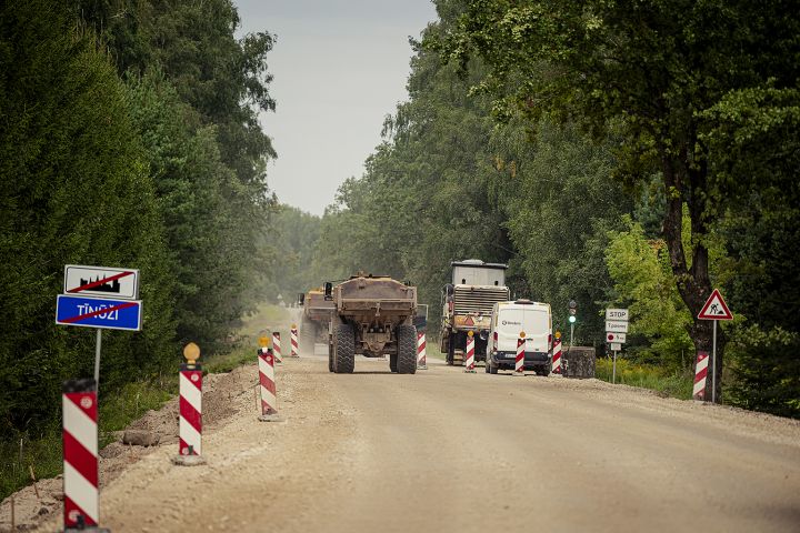 FOTO: Pārbūves darbi valsts reģionālo autoceļu posmos no Iesalkājas līdz Umurgai un no Kangariem līdz Tīnūžiem 