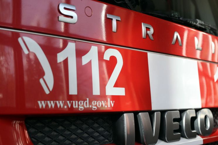 Attēls rakstam: Papildināts. Ikšķilē ugunsgrēka dēļ no ēkas evakuējās deviņi cilvēki