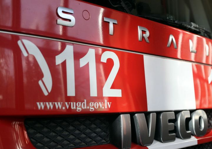 Papildināts. Ikšķilē ugunsgrēka dēļ no ēkas evakuējās deviņi cilvēki