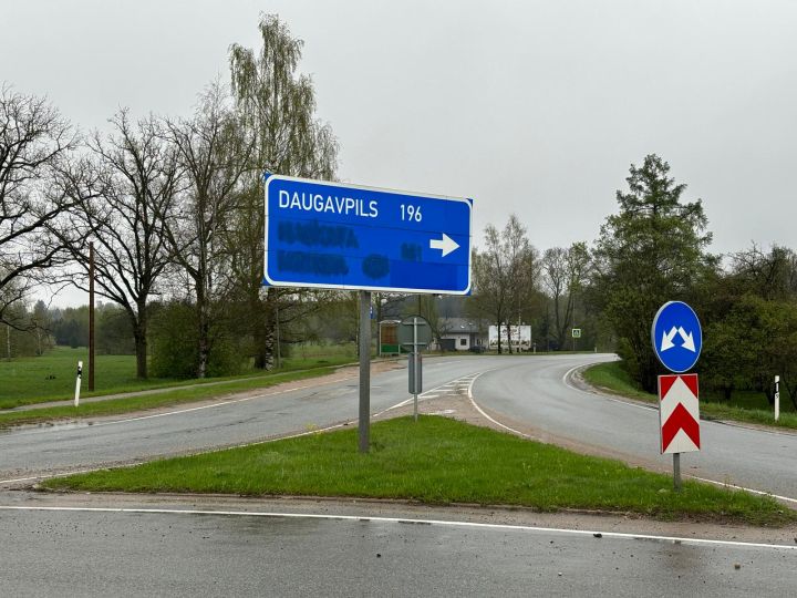 Tīnūžos uz ceļazīmes aizkrāsotas norādes uz Maskavu