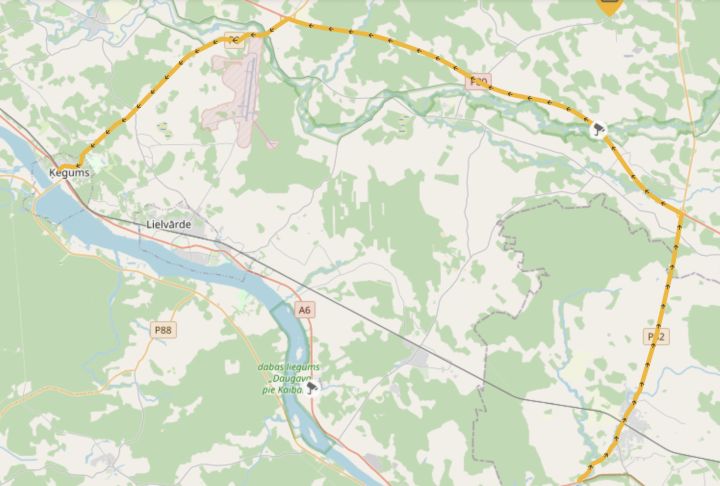 Spēcīgo lietavu dēļ daļēji applūdis ceļš uz Daugavpils šosejas pie Kaibalas