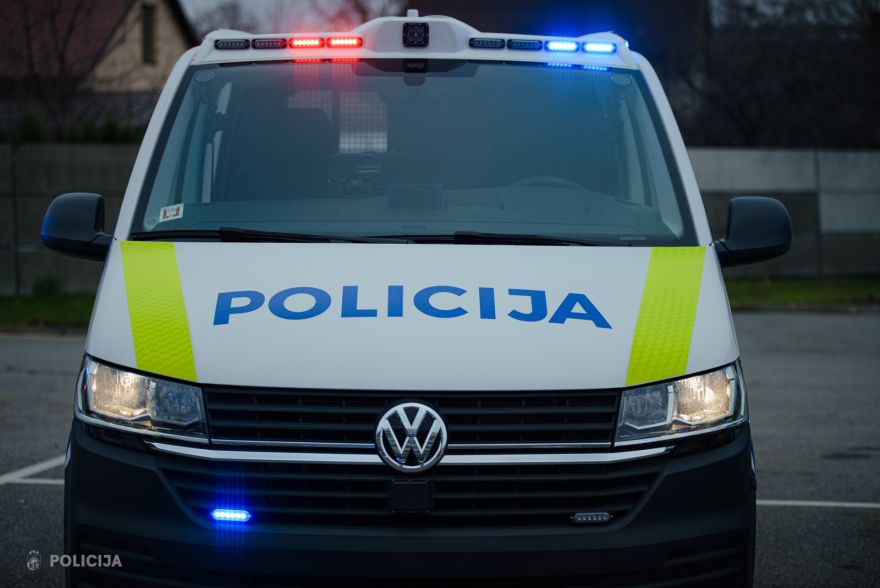Ogrē automašīna iebrauc apmalē 