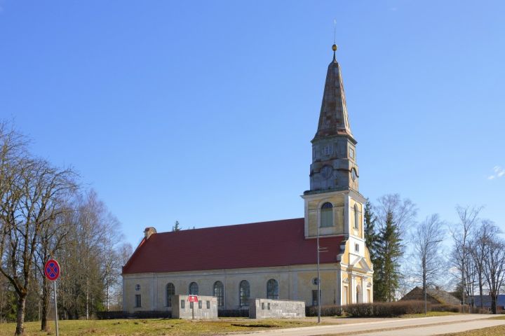 Ogres novada pašvaldība trīs dievnamu remontam piešķir 6385 eiro