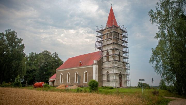 Atjauno Seces baznīcas torņa fasādi