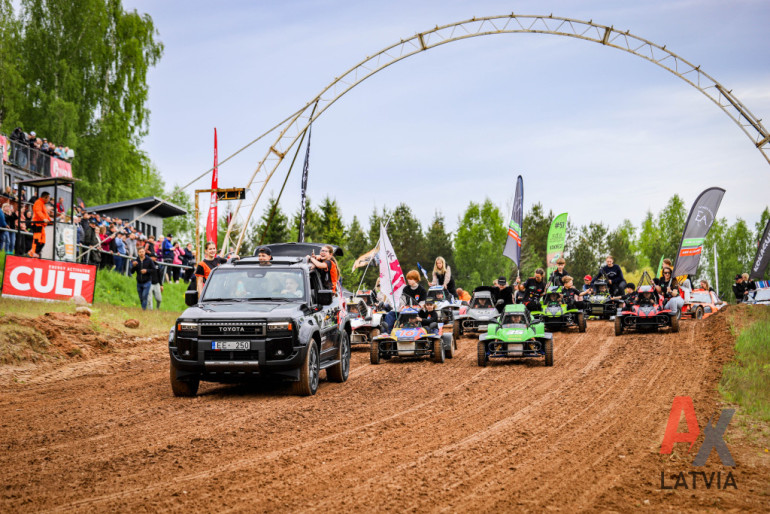 FOTO: Ogres novada autosportisti izcīna godalgotas vietas Latvijas autokrosa čempionātā Brenguļos