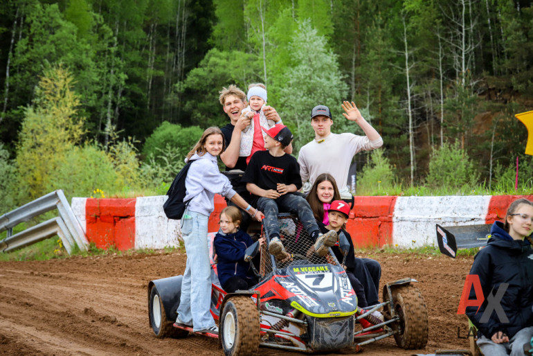 FOTO: Ogres novada autosportisti izcīna godalgotas vietas Latvijas autokrosa čempionātā Brenguļos