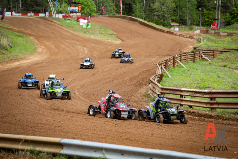 FOTO: Ogres novada autosportisti izcīna godalgotas vietas Latvijas autokrosa čempionātā Brenguļos