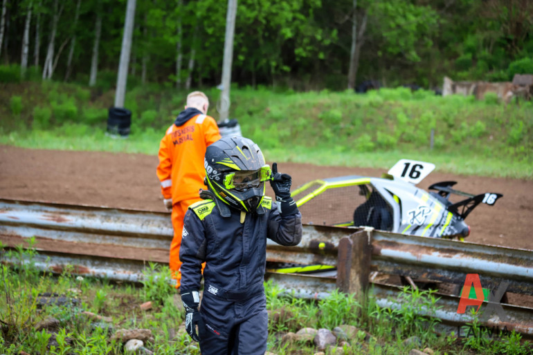 FOTO: Ogres novada autosportisti izcīna godalgotas vietas Latvijas autokrosa čempionātā Brenguļos