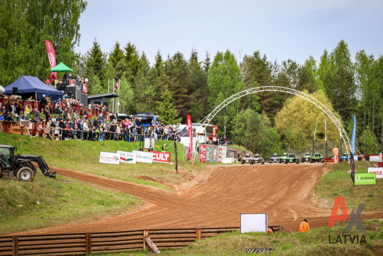 FOTO: Ogres novada autosportisti izcīna godalgotas vietas Latvijas autokrosa čempionātā Brenguļos
