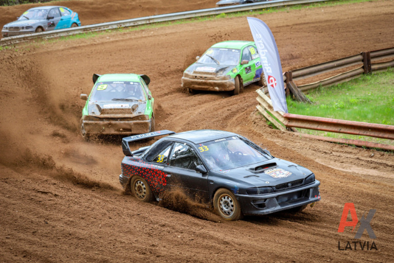 FOTO: Ogres novada autosportisti izcīna godalgotas vietas Latvijas autokrosa čempionātā Brenguļos