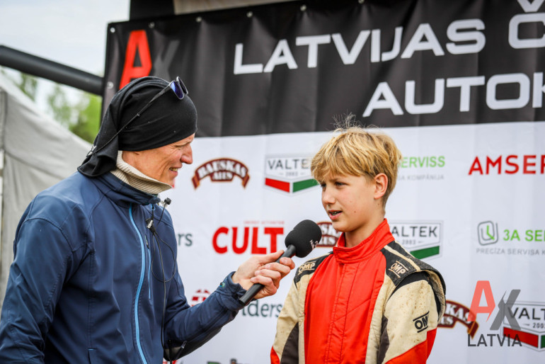 FOTO: Ogres novada autosportisti izcīna godalgotas vietas Latvijas autokrosa čempionātā Brenguļos