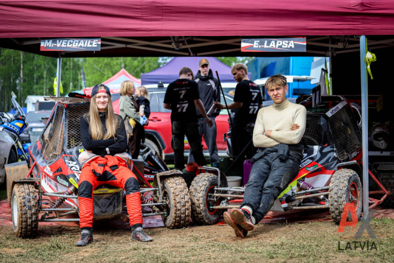 FOTO: Ogres novada autosportisti izcīna godalgotas vietas Latvijas autokrosa čempionātā Brenguļos