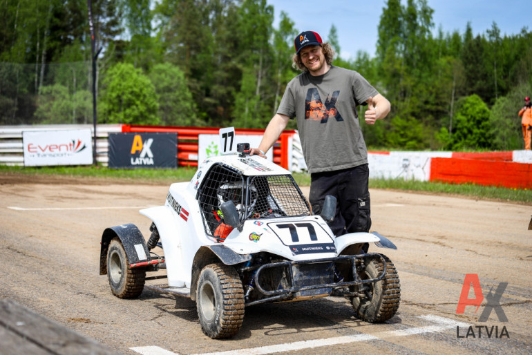 FOTO: Ogres novada autosportisti izcīna godalgotas vietas Latvijas autokrosa čempionātā Brenguļos