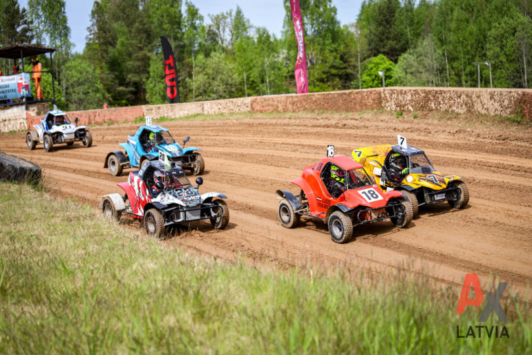 FOTO: Ogres novada autosportisti izcīna godalgotas vietas Latvijas autokrosa čempionātā Brenguļos