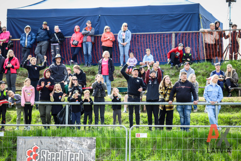 FOTO: Ogres novada autosportisti izcīna godalgotas vietas Latvijas autokrosa čempionātā Brenguļos