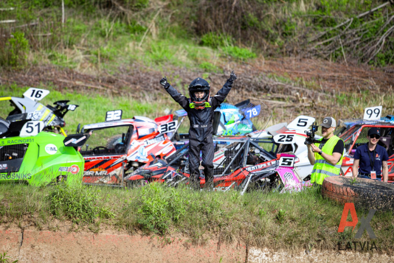 FOTO: Ogres novada autosportisti izcīna godalgotas vietas Latvijas autokrosa čempionātā Brenguļos