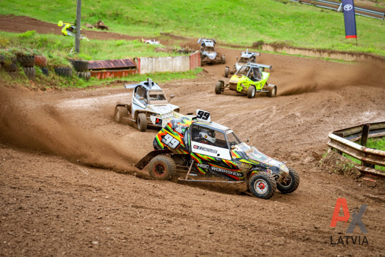 FOTO: Ogres novada autosportisti izcīna godalgotas vietas Latvijas autokrosa čempionātā Brenguļos
