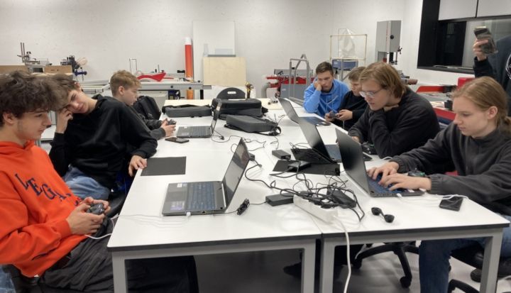 Skolēni apgūst dronu pilotēšanu jaunrades programmas ietvaros