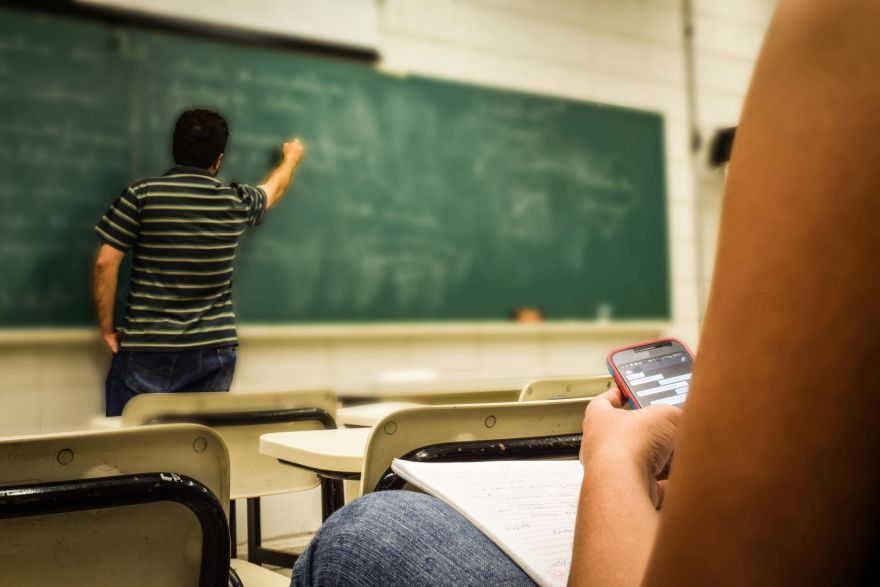 "Tas neko neatrisinās” pret “sen bija laiks”: latvieši strīdas par telefonu aizliegumu skolās līdz 9. klasei