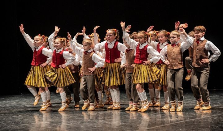 Deju kolektīva "Pīlādzītis" koncerts "Deju virpulī"