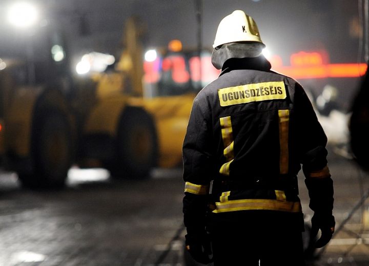 Suntažu pagastā izcēlies ugunsgrēks; liesmas 500 kvadrātmetru platībā