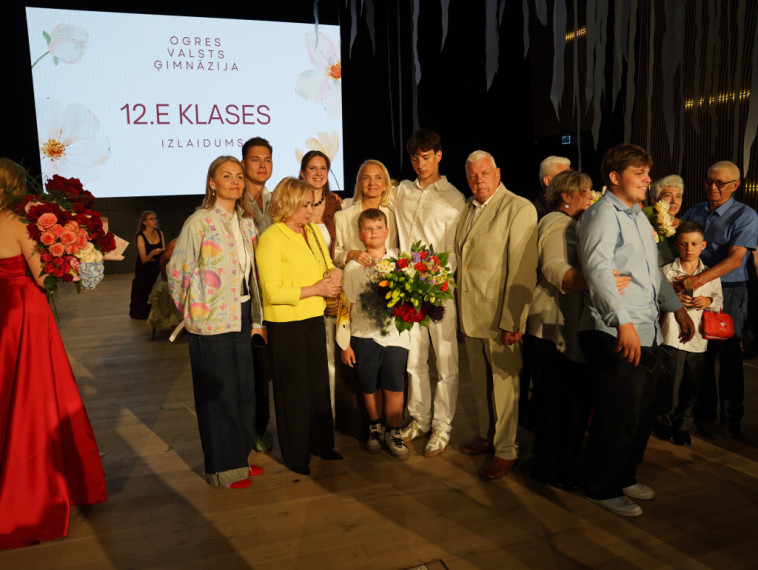 FOTO: Lielākais izlaidums Ogres novadā - Ogres Valsts ģimnāziju absolvēja vairāk nekā 200 jaunieši