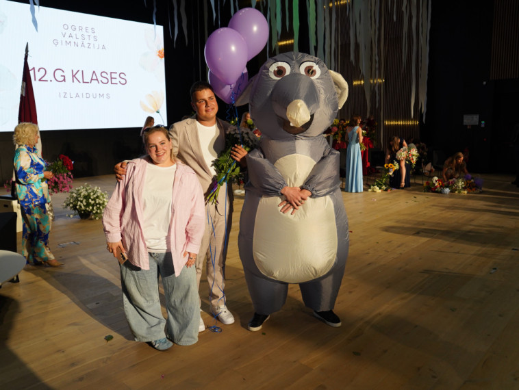 FOTO: Lielākais izlaidums Ogres novadā - Ogres Valsts ģimnāziju absolvēja vairāk nekā 200 jaunieši