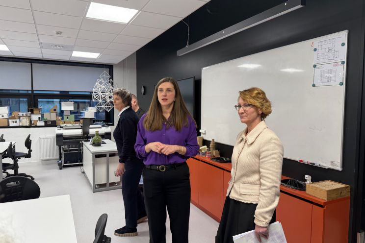 Attēls rakstam: Foto: “Skolu jautājums ir jutīgs”: izglītības ministre un pašvaldība diskutē Ogres novadā