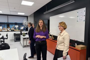 Attēls rakstam: Foto: “Skolu jautājums ir jutīgs”: izglītības ministre un pašvaldība diskutē Ogres novadā