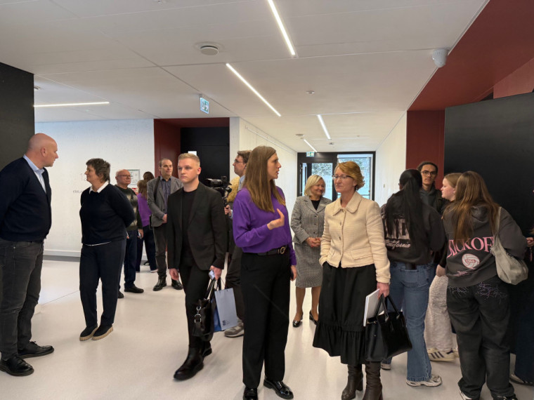 Foto: “Skolu jautājums ir jutīgs”: izglītības ministre un pašvaldība diskutē Ogres novadā