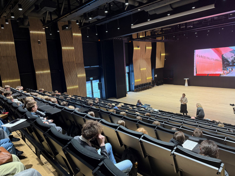 Foto: “Skolu jautājums ir jutīgs”: izglītības ministre un pašvaldība diskutē Ogres novadā