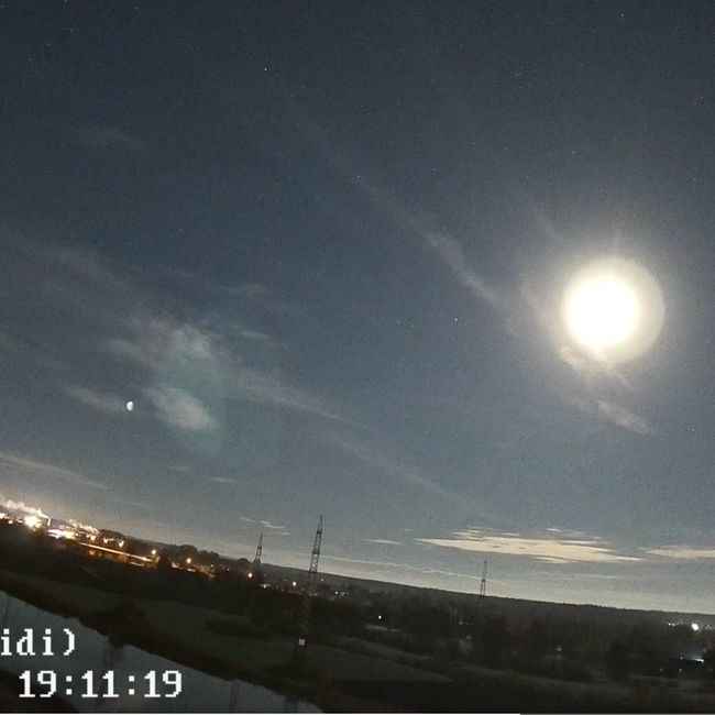 Zili uguņi debesīs un nemierīgs prāts – Ogrē trešdienas vakarā iedzīvotājus satrauc spožs uzliesmojums debesīs