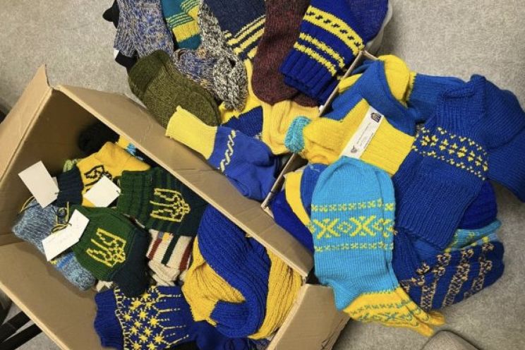 Attēls rakstam: Latvijas iedzīvotāji Ukrainas karavīriem saziedojuši vairāk nekā 500 kilogramu adījumu