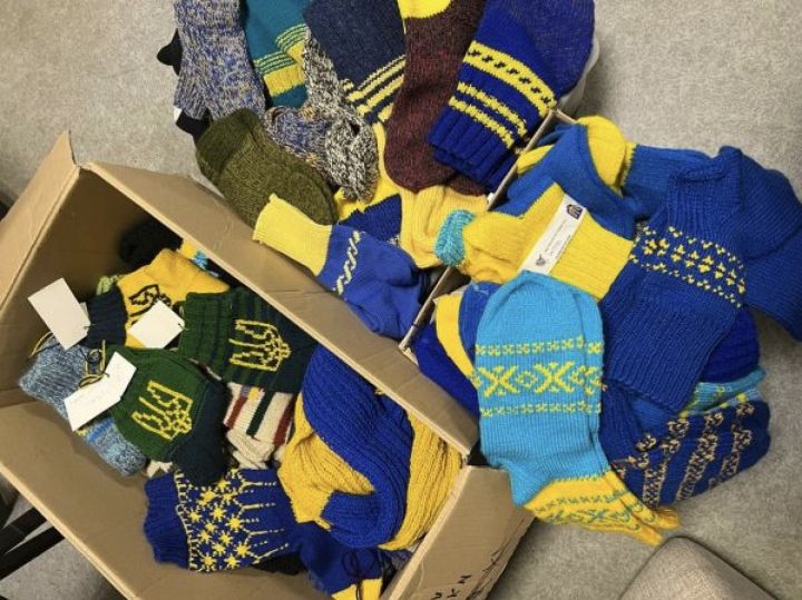 Latvijas iedzīvotāji Ukrainas karavīriem saziedojuši vairāk nekā 500 kilogramu adījumu