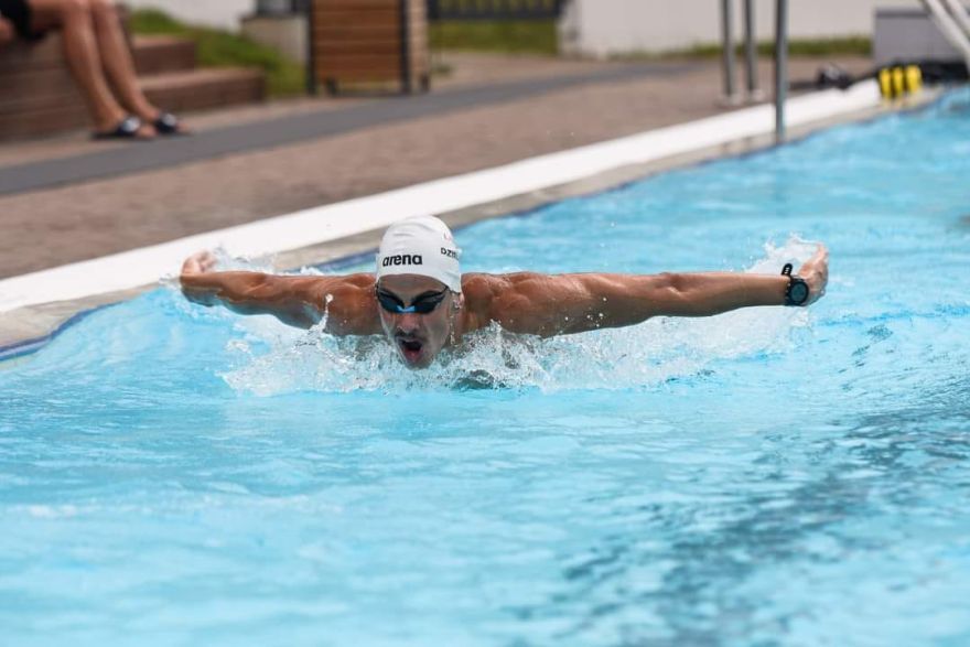 Dzirkalis debitē pasaules čempionātā, gatavojas startam 50 metru brīvā stila distancē