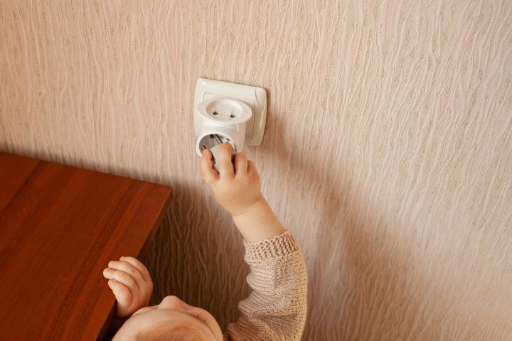  AS "Sadales tīkls": Interese par rozetēm nemainīgi ir galvenais cēlonis elektrotraumām mazu bērnu vidū