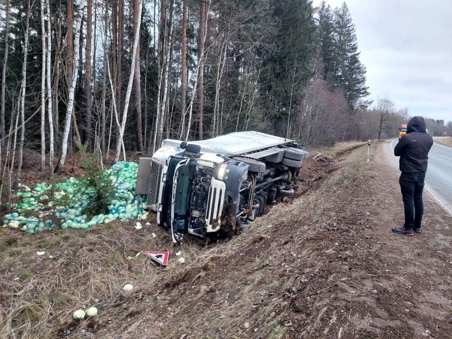 Pie Tīnūžiem avarējusi kravas automašīna ar pamatīgu kāpostu kravu
