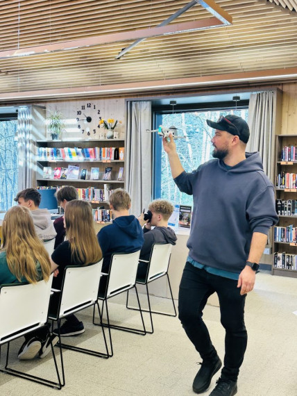 “Mana profesija – filmēšana ar dronu”: Jauniešu lasītavā viesojas videogrāfs Edgars Sparāns