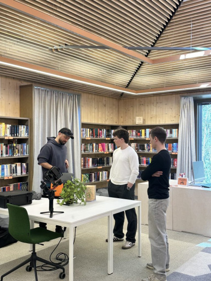 “Mana profesija – filmēšana ar dronu”: Jauniešu lasītavā viesojas videogrāfs Edgars Sparāns