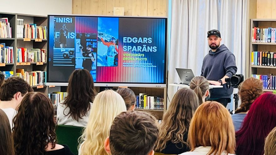 “Mana profesija – filmēšana ar dronu”: Jauniešu lasītavā viesojas videogrāfs Edgars Sparāns