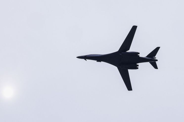 Attēls rakstam: Pirmdien virs Rīgas un Lielvārdes notikuši sabiedroto lidmašīnu zemie pārlidojumi