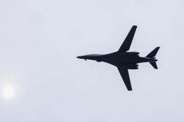 Attēls rakstam: Pirmdien virs Rīgas un Lielvārdes notikuši sabiedroto lidmašīnu zemie pārlidojumi