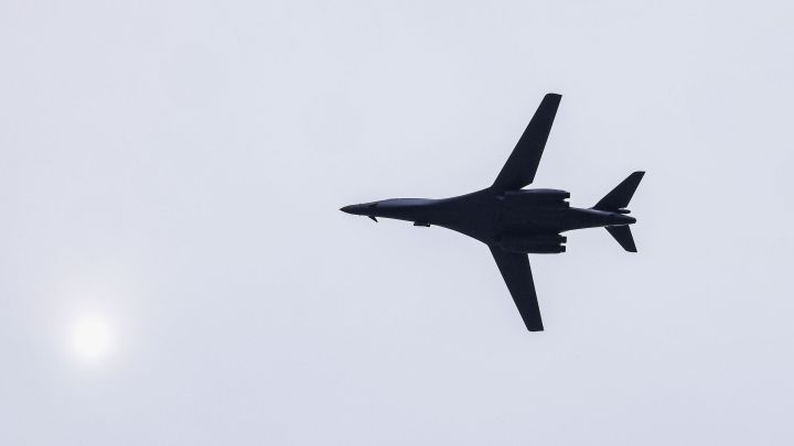 Pirmdien virs Rīgas un Lielvārdes notikuši sabiedroto lidmašīnu zemie pārlidojumi