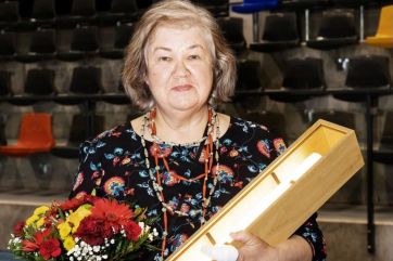 Attēls rakstam: Gaismas zobens par ieguldījumu mākslā - izstāžu kuratore Irēna Bužinska
