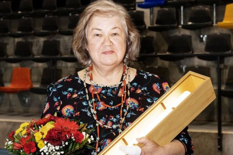 Attēls rakstam: Gaismas zobens par ieguldījumu mākslā - izstāžu kuratore Irēna Bužinska
