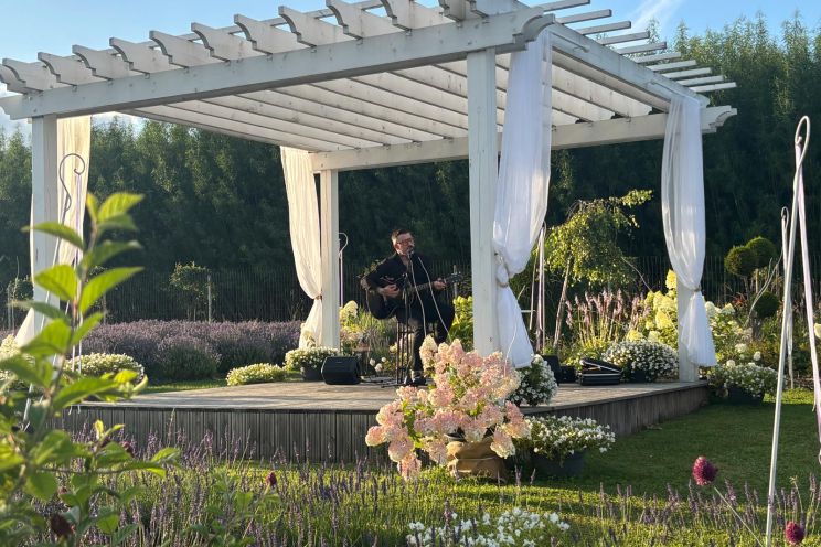 Attēls rakstam: FOTO, VIDEO: Romantiskā noskaņā "Lavandu Lejās" aizvadīts Mika Dukura koncerts
